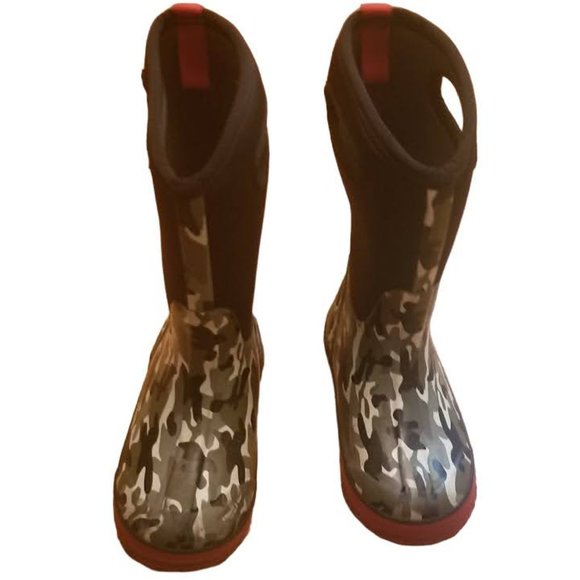 BOGSClassic Camo Waterproof Rain Snow BootsRed HeelUnisexSize: 2
